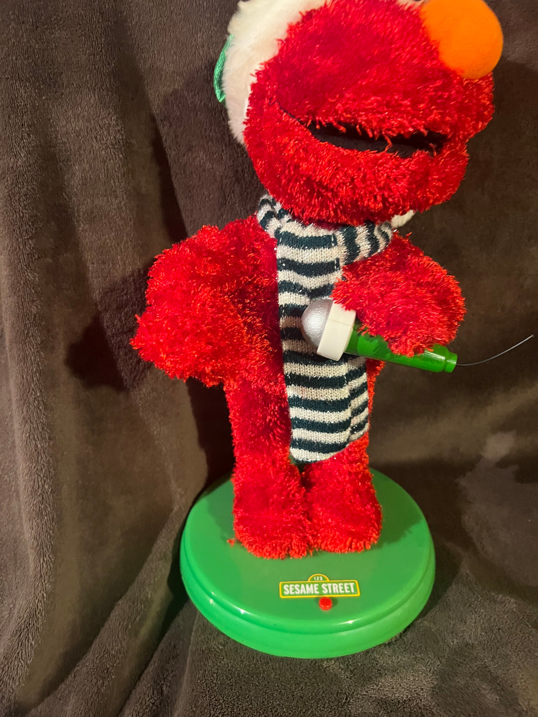 Sesame Street 17 Inch Jingle Bells Moving Singing Elmo